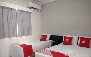 标准三人房 | 迷你吧、办公桌、免费 WiFi、床单