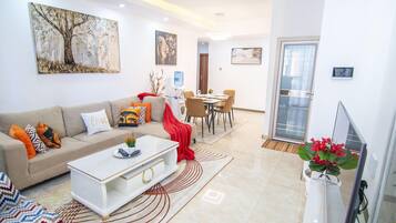 Appartement Classique | Coin séjour | TV connectée de 50 pouces avec chaînes par câble, télévision