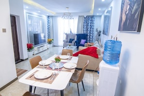 Classic Apartment | Makan dalam bilik
