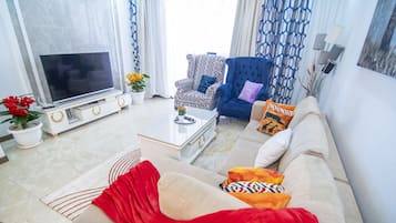 Appartement Classique | Coin séjour | TV connectée de 50 pouces avec chaînes par câble, télévision