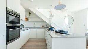 Refrigerador, microondas, horno y lavavajillas 