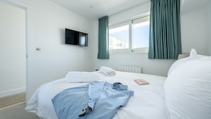 2 bedrooms, iron/ironing board, WiFi, bed sheets