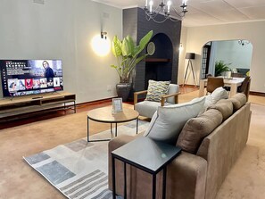 TV, fireplace - Cozy 3 Bedroom House with unique bathrooms - 2084 (Bulawayo)