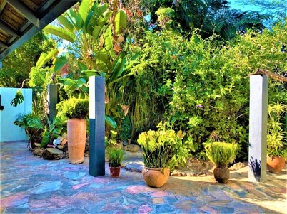Cozy 3 Bedroom House with unique bathrooms - 2084