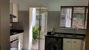 Una cocina compacta con lavadora, estufa y lavaplatos.