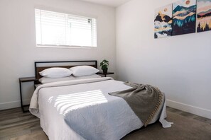 Desk, iron/ironing board, free WiFi, bed sheets - The Cozy Crib / Spacious & Workspace w/ Monitor (Salt Lake City)