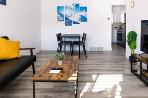 Smart TV - The Cozy Crib / Spacious & Workspace w/ Monitor (Salt Lake City)