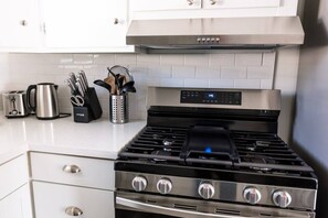 Fridge, microwave, oven, stovetop - The Cozy Crib / Spacious & Workspace w/ Monitor (Salt Lake City)