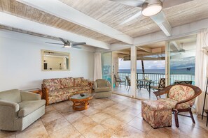 Smart TV, DVD player - Best View in Town, A205 come check out the View (Lahaina)