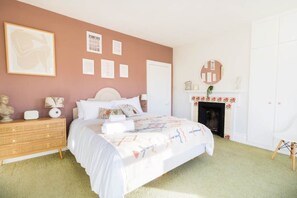 3 bedrooms, bed sheets - Stylish 3BR Near Seafront Perfect Seaside Getaway (Scarborough)
