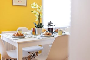Dining - Stylish 3BR Near Seafront Perfect Seaside Getaway (Scarborough)