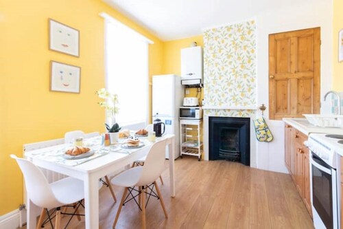 Stylish 3BR Near Seafront Perfect Seaside Getaway