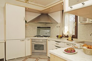 Villa | Eget kök | Kylskåp, mikrovågsugn, ugn och spishäll