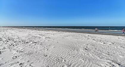 Bayfront Clearwater Beach Condo w/ Pool Access!