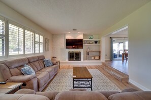 TV, fireplace, books - Bright & Spacious Tavares Home w/ Boat Dock! (Tavares)