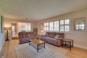 TV, fireplace, books - Bright & Spacious Tavares Home w/ Boat Dock! (Tavares)