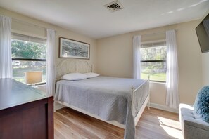 3 bedrooms, laptop workspace, bed sheets - Bright & Spacious Tavares Home w/ Boat Dock! (Tavares)