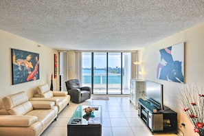Front of property - Bayfront Miami Condo w/ Resort Perks & Ocean Views (Miami)