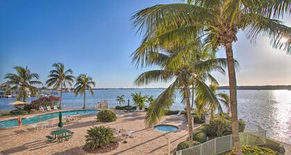 Bayfront Retreat: Private Balcony & Pool Access!