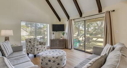 Bright Miramar Beach Condo - Walk to Beach!