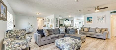 ハウス (4 Bedrooms) | リビング エリア | テレビ、書庫