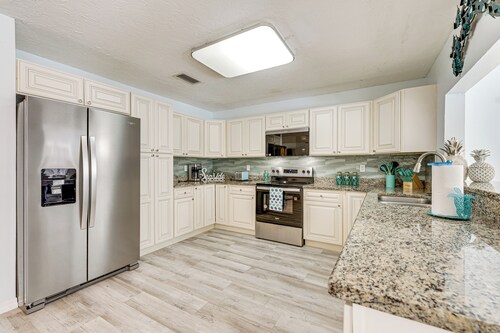 < 2 Mi to Beach & Marina: Bright Ruskin Retreat!