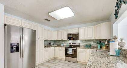 < 2 Mi to Beach & Marina: Bright Ruskin Retreat!