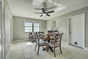 Dining - Beautiful Cape Coral Home Near Dining & Shops (Cape Coral)