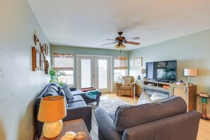 Apartment (1 Bedroom) | Interior - Beach & Pool Access at Condo on Cedar Key! (Cedar Key)