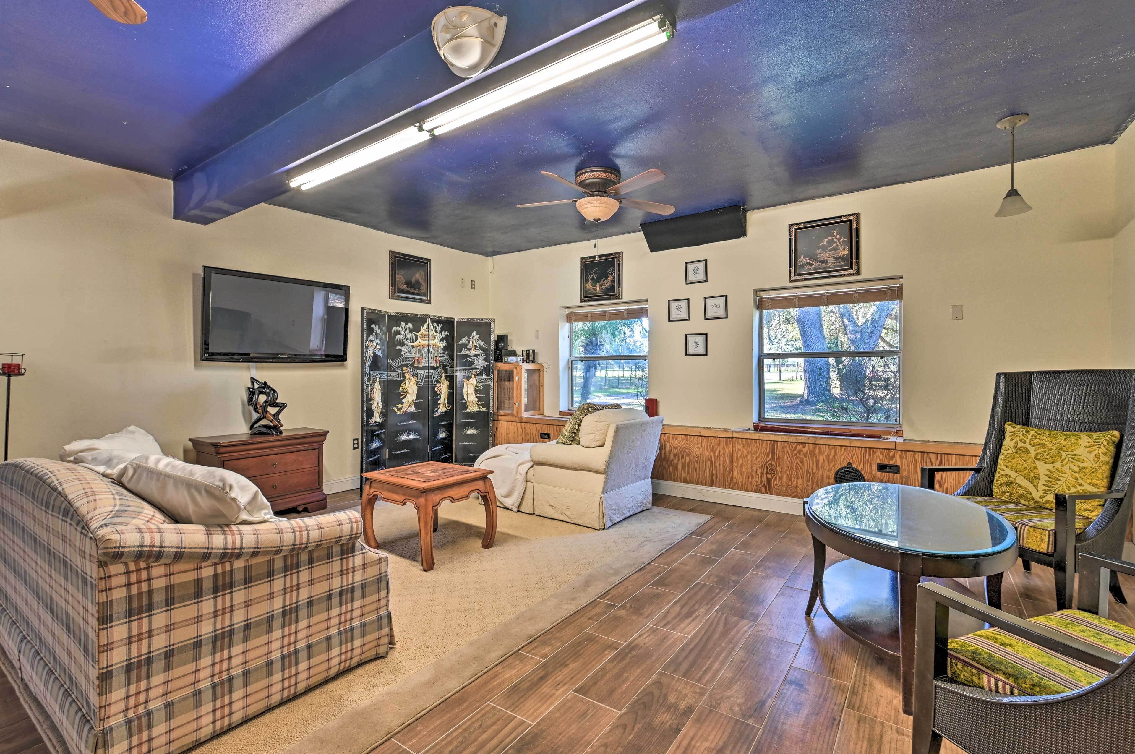 Central Florida Escape on 5 Acres w/ Grill & Pool!