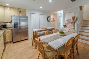 Dining - Charming Panama City Beach Cottage - Walk to Ocean (Panama City Beach)