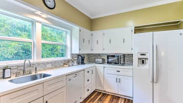 House (3 Bedrooms) | Private kitchen | Microwave, oven, stovetop, dishwasher