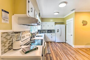 Microwave, oven, stovetop, dishwasher - Charming Home: 2 Mi to Dtwn Defuniak Springs! (De Funiak Springs)