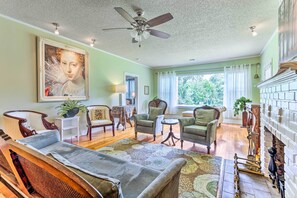 Fireplace - Charming Home: 2 Mi to Dtwn Defuniak Springs! (De Funiak Springs)