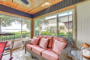 House (2 Bedrooms) | Interior - Lakefront Frostproof Vacation Rental w/ Beach! (Frostproof)