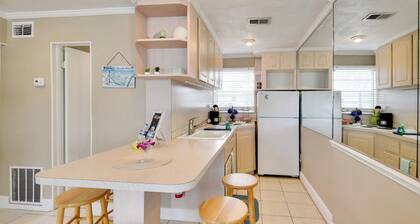 Cozy Ormond Beach Bungalow: Steps to the Sand