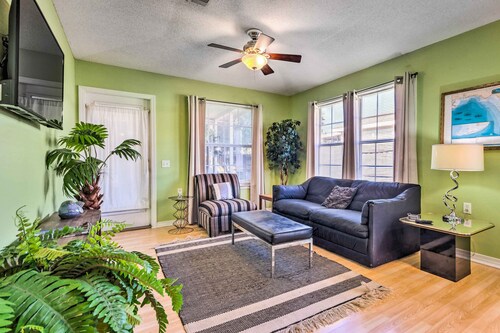 Cute Pensacola Townhome ~ 9 Mi to Downtown!