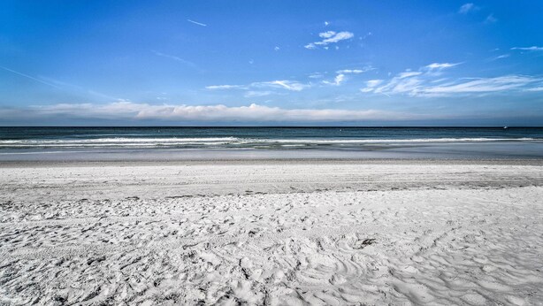 A beach with a clear sky and ocean. - Cozy Indian Rocks Beach Condo - Steps to Beach! (Indian Rocks Beach)