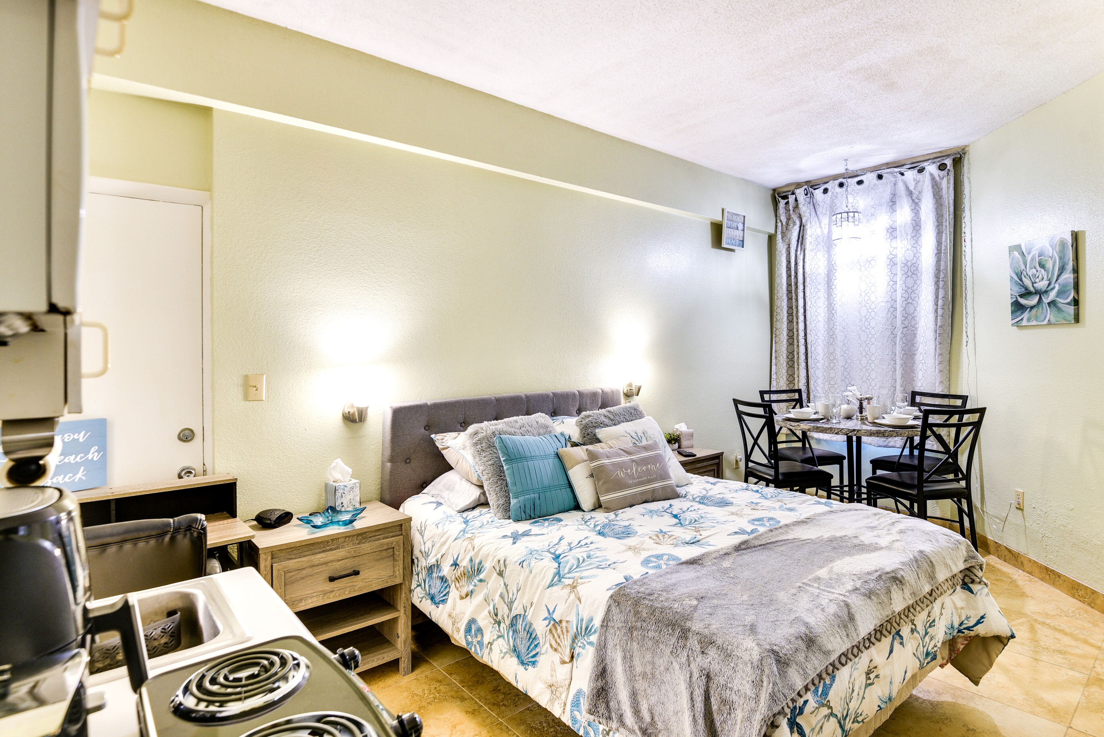 Cozy Beachfront Condo in Daytona Beach Shores!