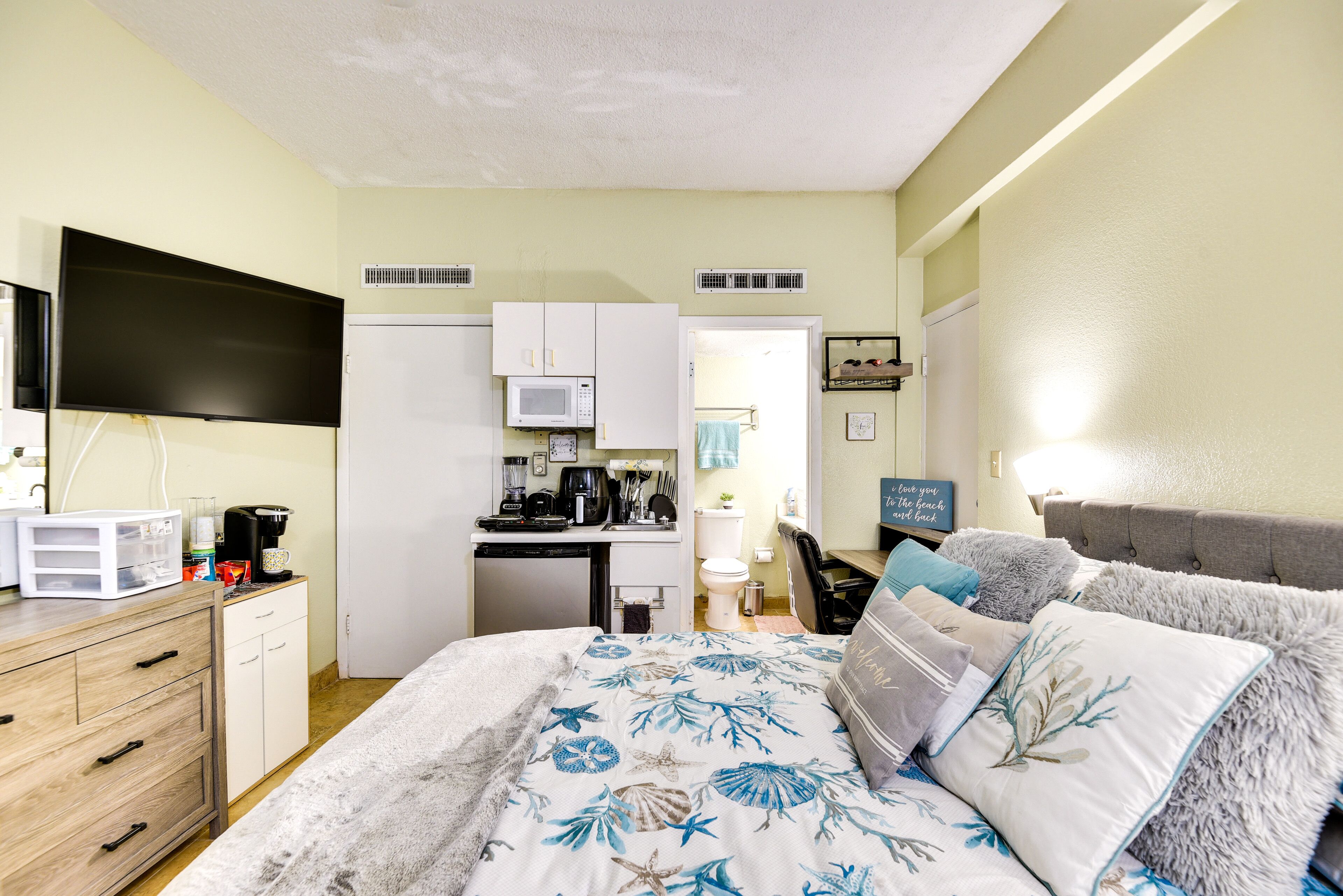 Cozy Beachfront Condo in Daytona Beach Shores!