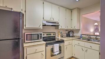 Apartemen (2 Bedrooms) | Dapur pribadi | Microwave, oven, kompor, dan mesin pencuci piring