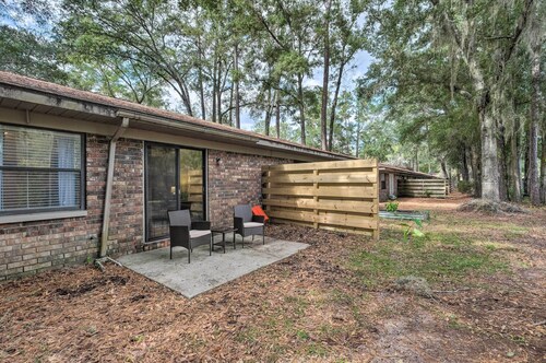 Cozy Condo ~ 5 Mi to University of Florida!