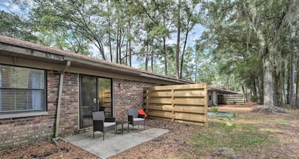 Cozy Condo ~ 5 Mi to University of Florida!