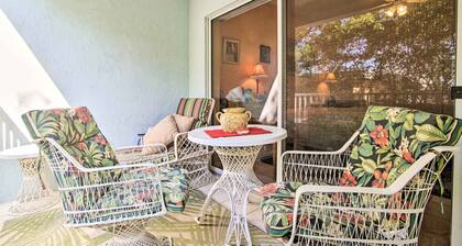 Idyllic Apt w/ Pool Access - Walk to Beach!