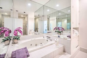 Interior - Lanai & Pool: Elegant Villa in Winter Haven! (Winter Haven)