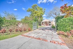Villa (4 Bedrooms) | Interior - Lanai & Pool: Elegant Villa in Winter Haven! (Winter Haven)