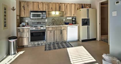 Steps to Beach, Cabana: Indian Shores Cottage