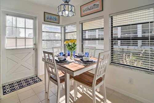 Steps to Beach, Cabana: Indian Shores Cottage