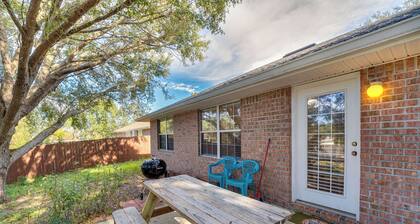 Deltona Retreat w/ Yard + Grill: Pets Welcome!