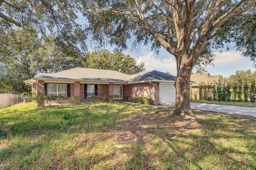 Deltona Retreat w/ Yard + Grill: Pets Welcome!